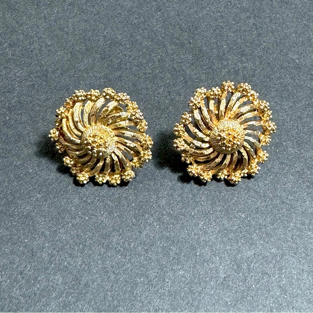 Vintage Signed LISNER Flower Gold Tone Screw Back Earrings